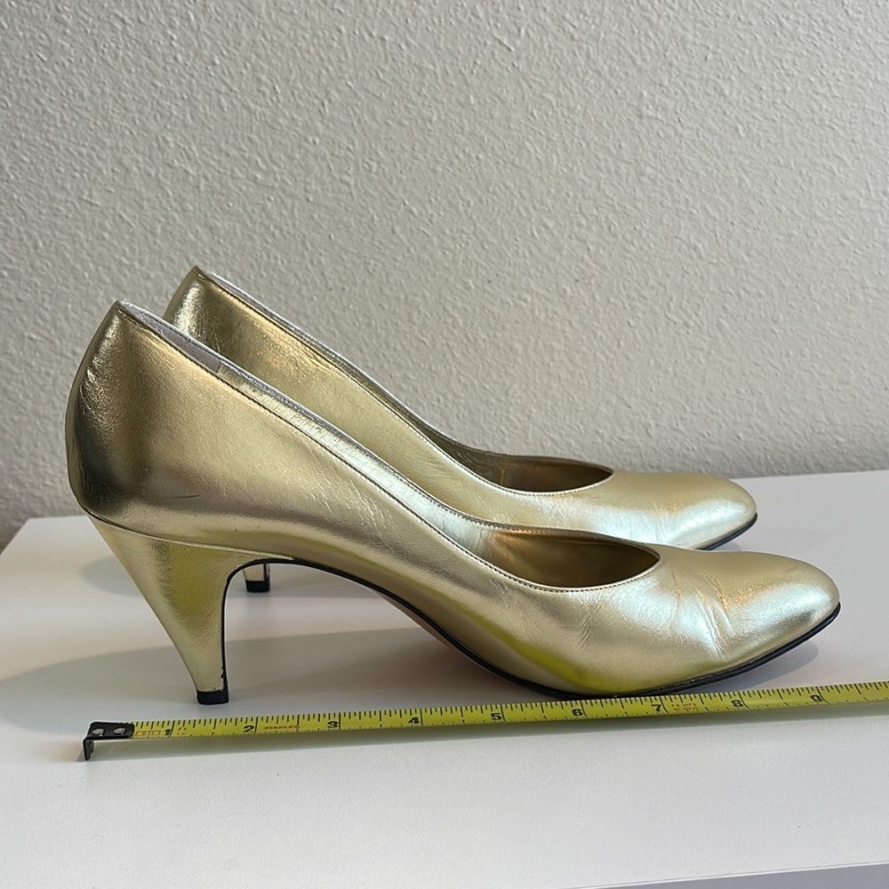 SALVATORE FERRAGAMO GOLD PUMPS VINTAGE - Picture 14 of 15